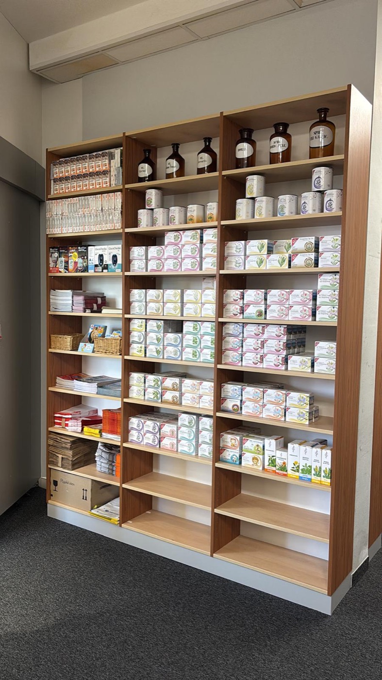 Neuer Boden, neue M&ouml;bel, und die Regale f&uuml;llen sich weiter. Auch die alten Apothekengef&auml;&szlig;e haben ihren Platz zur&uuml;ck.