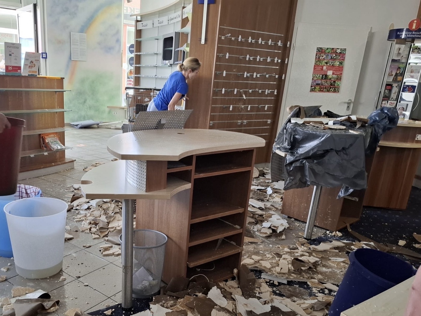 So sah es am Morgen des 18. Juni aus: die abgeh&auml;ngte Decke lag zum gro&szlig;en Teil in der Offizin.