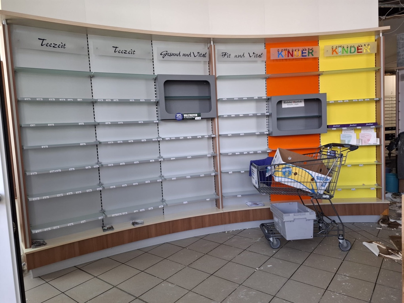 Leerger&auml;umte Freiwahl und ein Lager, in dem an diesem Tag alles Platz finden musste.